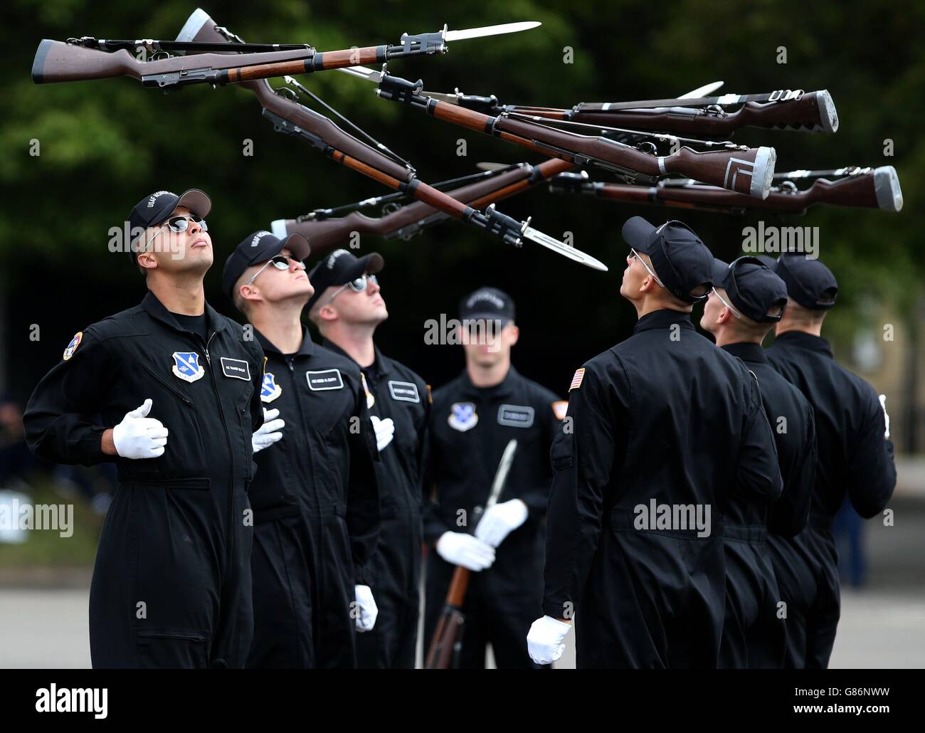 Die United States Air Force Honor Guard in der Redford Cavalry Barracks in Edinburgh, treten bei einer Probe für das Royal Edinburgh Military Tattoo auf, das am 7. August auf der Schlosspromenade im Edinburgh Castle beginnt. Stockfoto