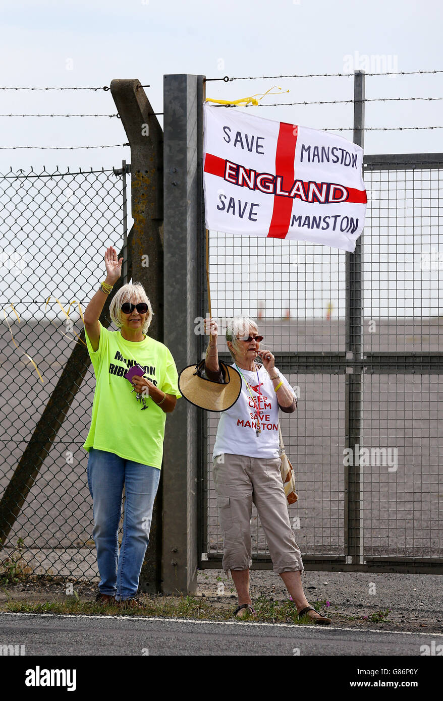 Save Manston Aktivisten stehen an einem Eingangstor zum stillstehenden Flughafen Manston in Kent, während Ingenieure den Standort vorbereiten, da die Regierung bestätigt hat, dass er als Notfall-LKW-Park als Teil einer temporären Alternative zu Fahrzeugen dienen wird, die auf der M20 anstehen, wenn Operation Stack ist Erzwungen. Stockfoto