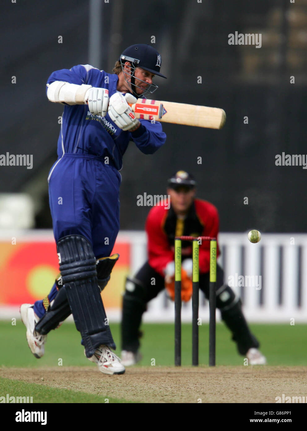 Nick Knight von Warwickshire Bears schlägt eine Lieferung von weg Kent Bowler Darren Stevens während seiner Innings von 122 Not Aus Stockfoto