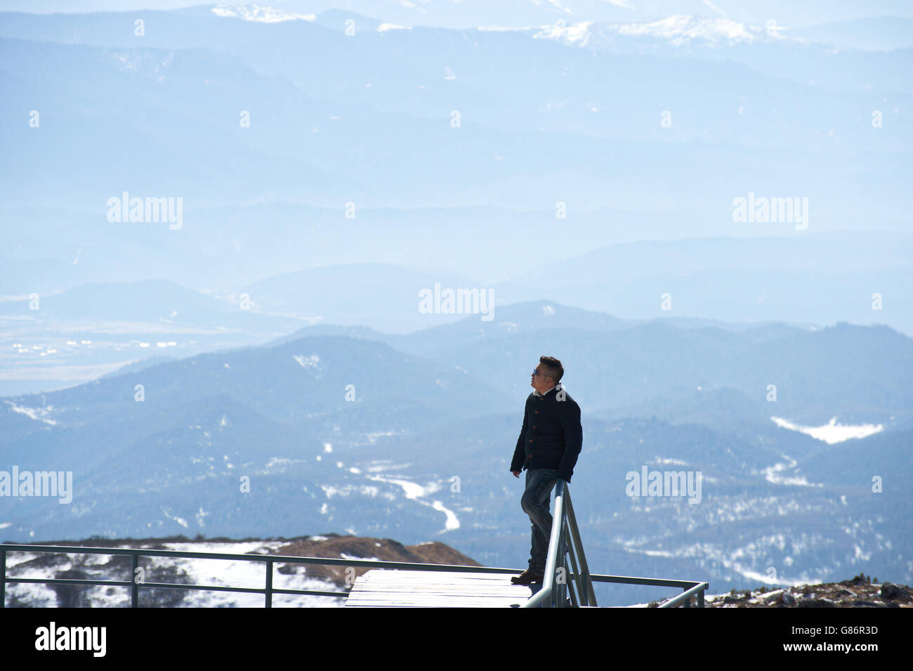 Mann auf Berg-Gipfel, Yunnan, China Stockfoto