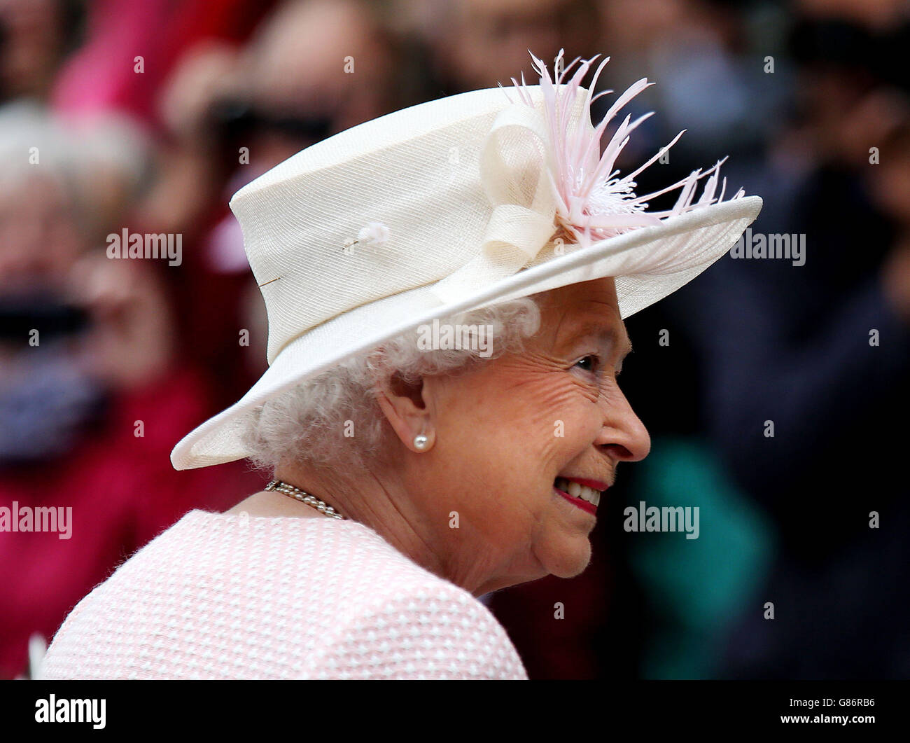 Queen Elizabeth II inspiziert 2 Schotten das Royal Regiment of Scotland, als sie Sommerresidenz in Balmoral nimmt. Stockfoto