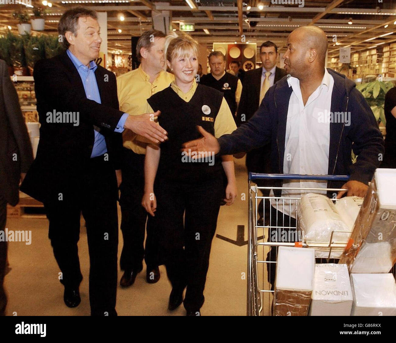 Premierminister Tony Blair trifft Käufer in Ikea, das er zusammen mit Finanzminister Gordon Brown besuchte. Stockfoto