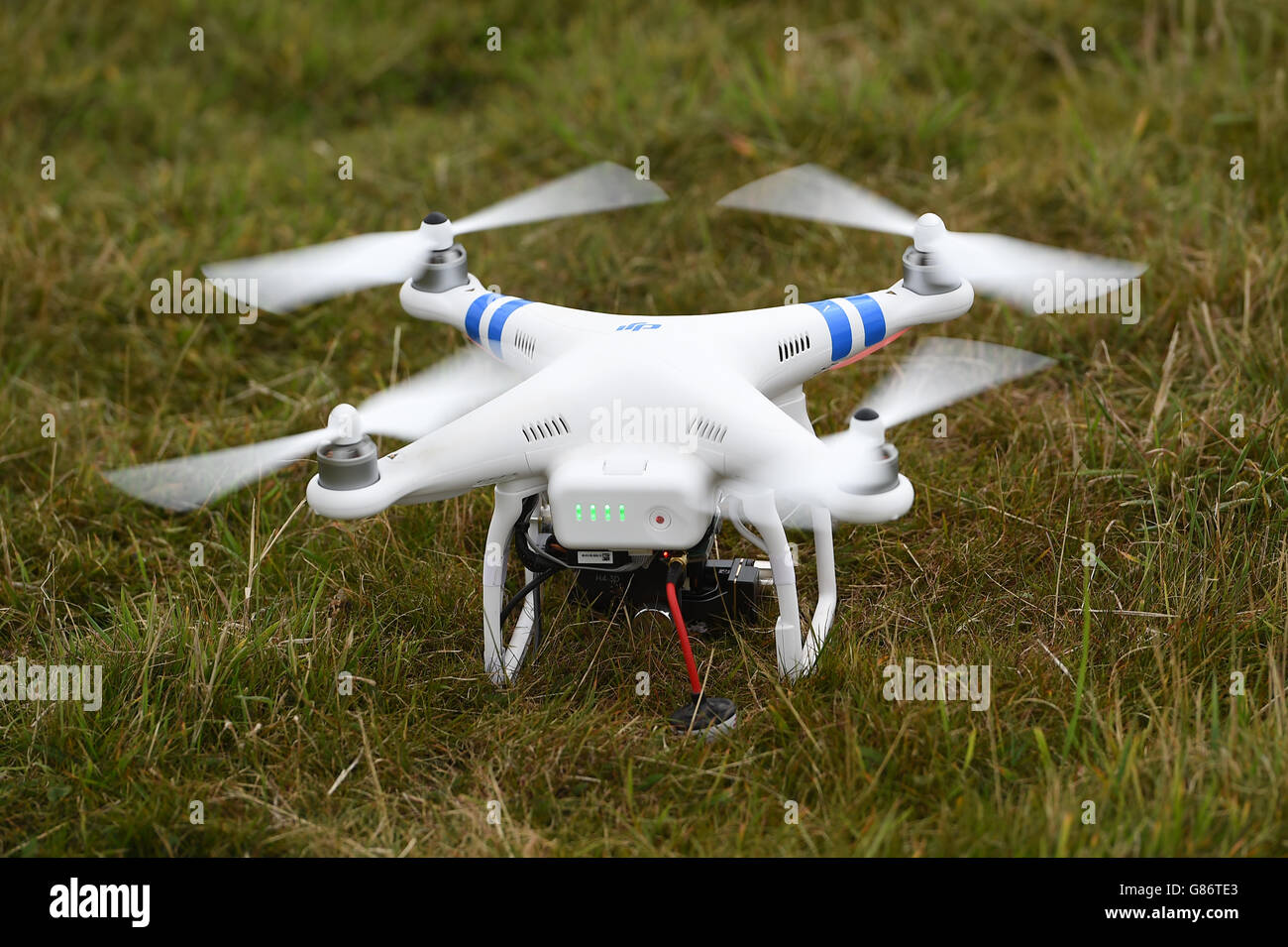 Ein Stock-Foto von der Drohne DJI Phantom 2, die sich für den Start in Hampshire vorbereitet. Stockfoto