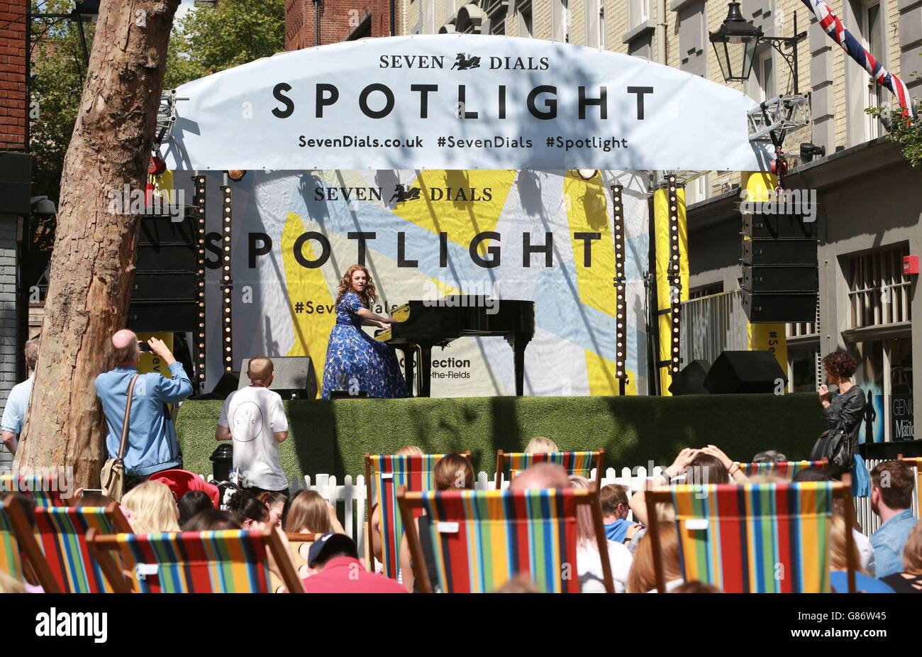 Das Carole King Musical ist Mitglied der Besetzung von Beautiful und tritt auf der Bühne während des Spotlight Festivals im Seven Dials in London auf, einem kostenlosen eintägigen Festival für Comedy, Musik und Kunst Stockfoto