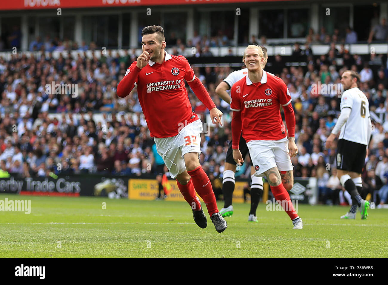 Fußball - Sky Bet Championship - Derby County / Charlton Athletic - iPro Stadium. Tony Watt von Charlton Athletic (links) feiert das erste Tor seines Spielers gegen Derby County. Stockfoto