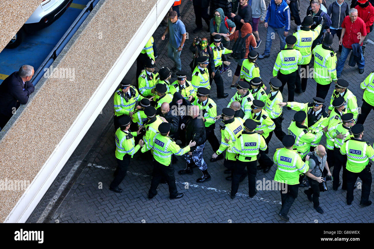 Die Polizei umgab Mitglieder der National Action, als sie in Liverpool eingriffen, um ihre Mitglieder zu schützen, als die Gruppe ihren "Weißen Mann-Marsch" nach zwei früheren Gegenprotesten des Anti-Faschistischen Netzwerks und der Vereinigung gegen den Faschismus absagte. Stockfoto