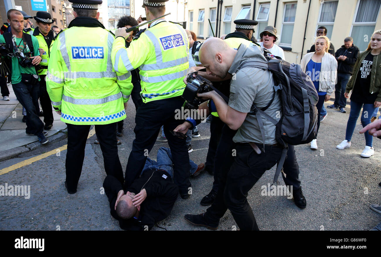 Ein Mann auf dem Boden wird von der Polizei beschützt, als er in Liverpool intervenierte, da National Action seinen "Weißen Mann-Marsch" nach zwei früheren Gegenprotesten des Anti-Faschistischen Netzwerks und Unite Against Faschism absagte. Stockfoto