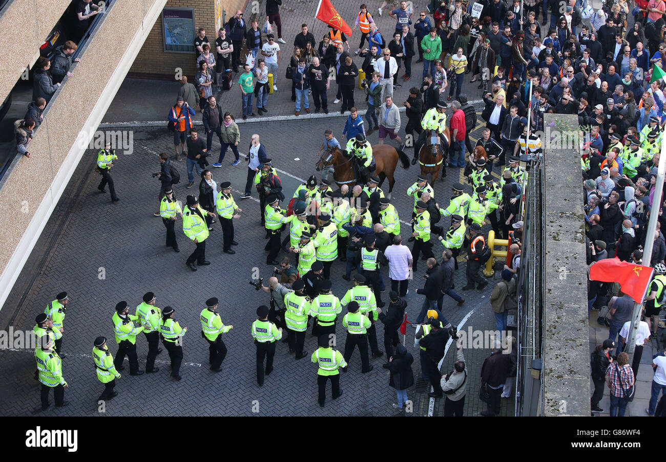 Die Polizei interveniert in Liverpool, um Mitglieder der National Action zu schützen, da sie ihren „Weißen Mann-Marsch“ nach zwei früheren Gegenprotesten des Anti-Faschistischen Netzwerks und der Vereinigung gegen den Faschismus absagte. Stockfoto