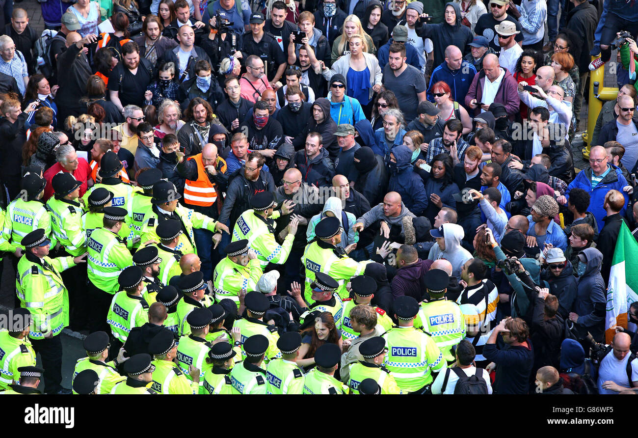 Die Polizei interveniert in Liverpool, um Mitglieder der National Action zu schützen, da sie ihren „Weißen Mann-Marsch“ nach zwei früheren Gegenprotesten des Anti-Faschistischen Netzwerks und der Vereinigung gegen den Faschismus absagte. Stockfoto