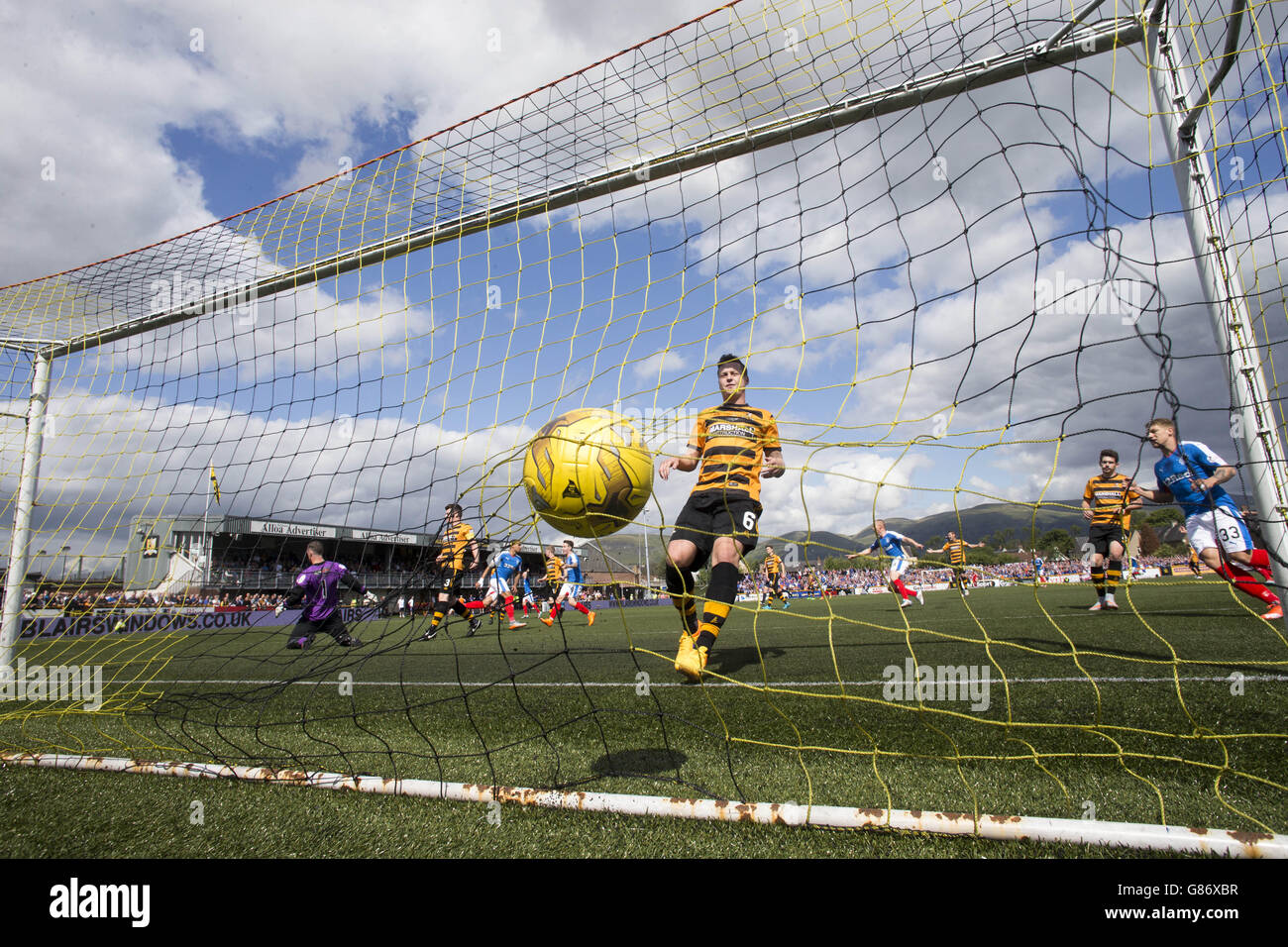 Fußball - Ladbrokes Scottish Championship - Alloa Athletic gegen Rangers - Recreation Park. James Tavernier von den Rangers erzielt das erste Tor des Spiels seiner Seite beim Ladbrokes Scottish Championship-Spiel im Recreation Park, Alloa. Stockfoto