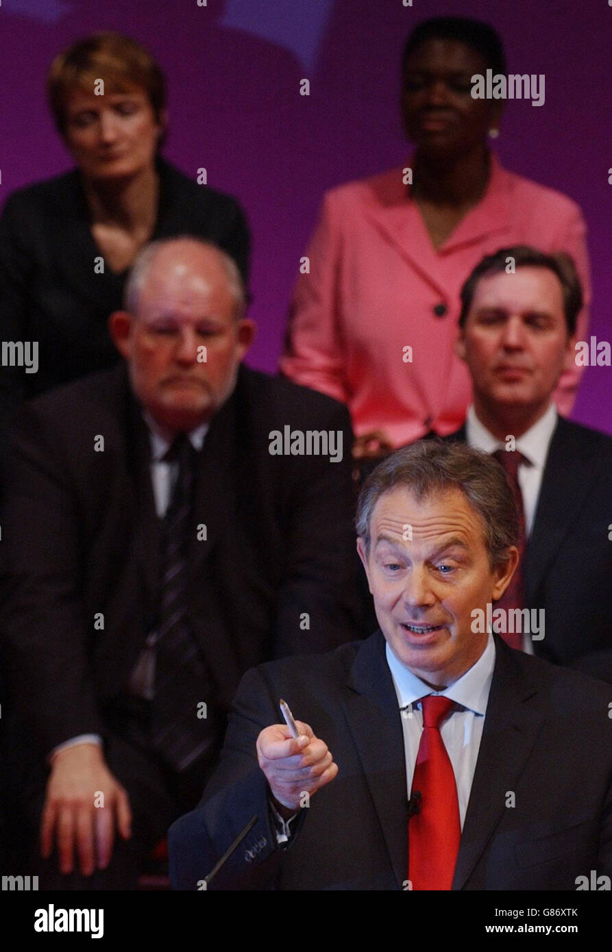 Der britische Premierminister Tony Blair hält eine Pressekonferenz in Finchley im Norden Londons ab. Stockfoto