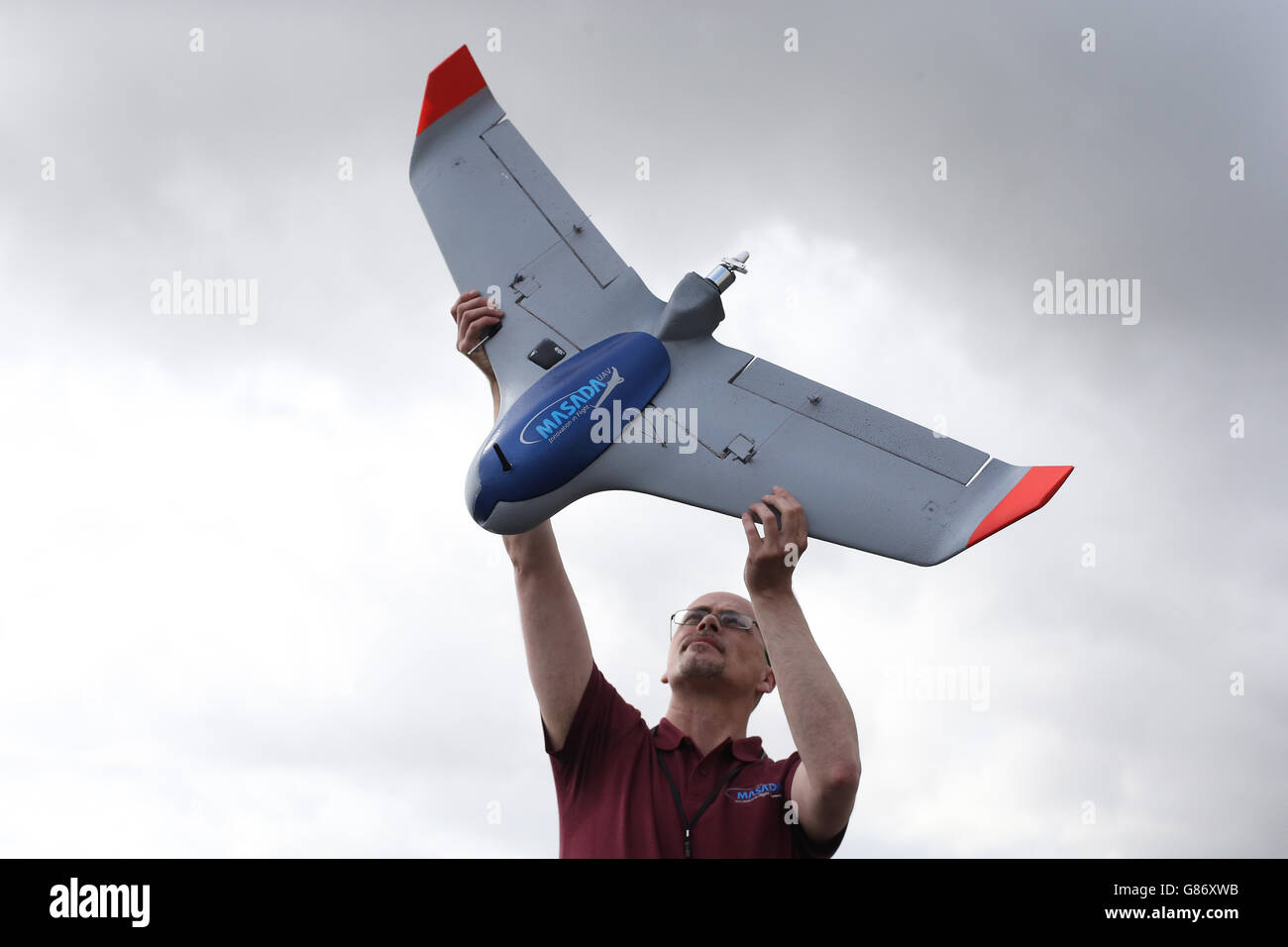 Der Masada-Mitarbeiter Bill O'Shea mit seiner Firefly Fixed Wing Survey UAV, die bei der ersten Veranstaltung der Unmanned Aircraft Association of Ireland (UAAI) auf dem Weston Airport in Lucan Co Dublin ausgestellt wurde. Stockfoto