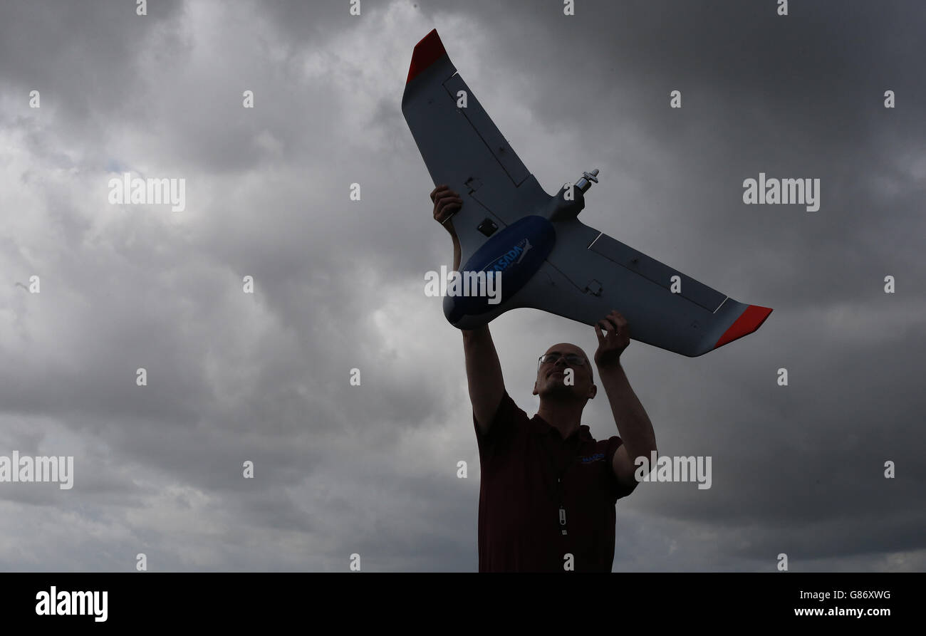Eine Masada Firefly-UAV-Untersuchung mit festem Flügel, die auf der ersten Unmanned Aircraft Association of Ireland (UAAI) ausgestellt ist, trifft auf die Drones-Vorzeigeveranstaltung am Weston Airport in Lucan Co Dublin. Stockfoto