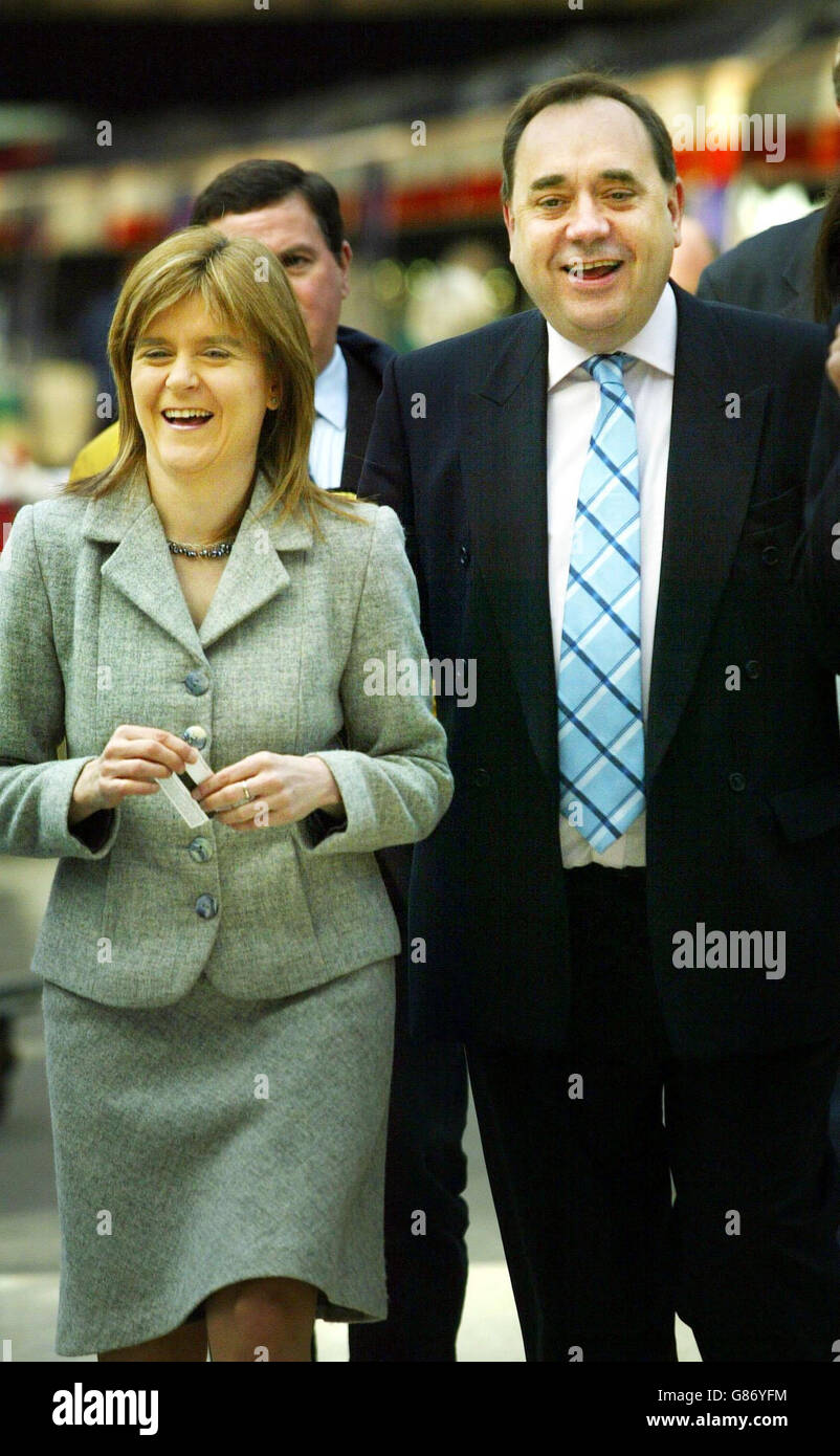 Alex Salmond, Vorsitzender der schottischen Nationalpartei, und Nicola Sturgeon, stellvertretender Vorsitzender, kommen am Bahnhof Edinburgh an. Salmond behauptete, dass es mehr Unterstützung für seine Partei nördlich der Grenze gebe als jede andere, die die Parlamentswahlen anfechten, obwohl eine Umfrage die Nationalisten an dritter Stelle in Schottland brachte. Herr Salmond sagte, dass seine Aufgabe im letzten Schub der Kampagne darin bestand, Schottlands "Pro-SNP-Stimmung" in Stimmen zu verwandeln. Stockfoto