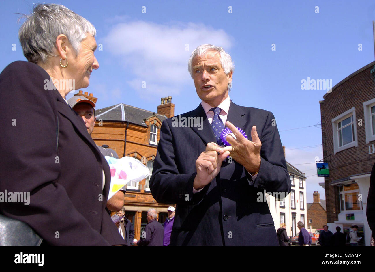 Der Vorsitzende von Veritas, Robert Kilroy-Silk, zeigt die Wähler in Ilkeston, Derbyshire, einem Teil des Wahlkreises Erewash. Stockfoto