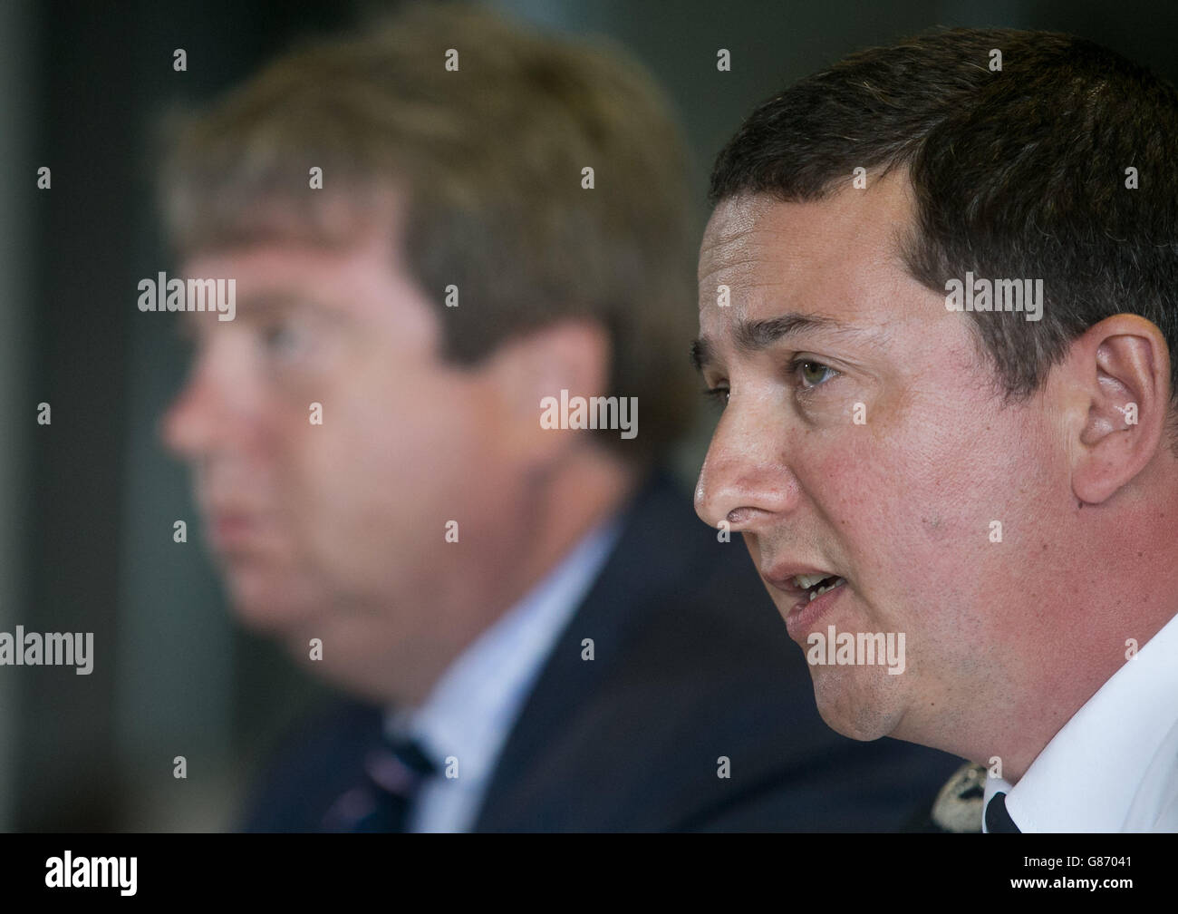 Steve Barry, stellvertretender Chief Constable der Sussex Police (rechts), sprach während einer Pressekonferenz über den Absturz der Shoreham Airshow im Sussex Polizeihauptquartier in Lewes. Stockfoto