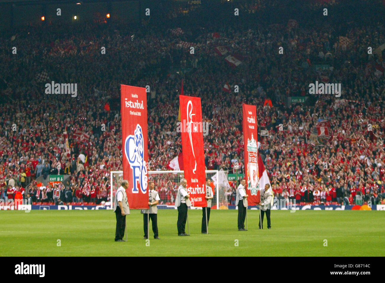 Fußball - UEFA Champions League - Halbfinale - zweite Etappe - Liverpool gegen Chelsea - Anfield. Banner für jedes Team werden vor dem Spiel angehoben Stockfoto