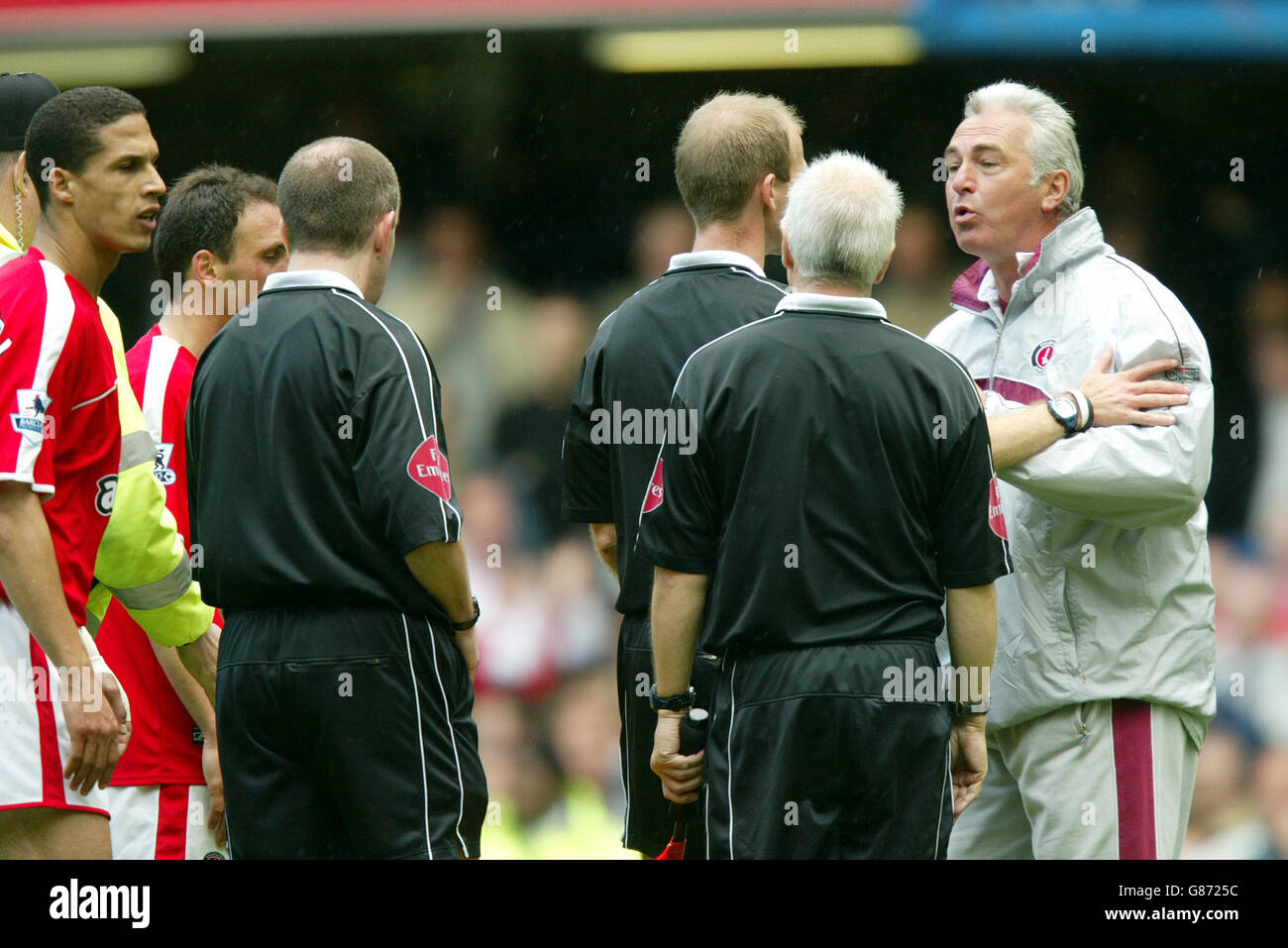 Fußball - FA Barclays Premiership - Chelsea / Charlton Athletic - Stamford Bridge. Charlton Athletic-Trainer Mervyn Day argumentiert mit Schiedsrichter Mike Riley Stockfoto