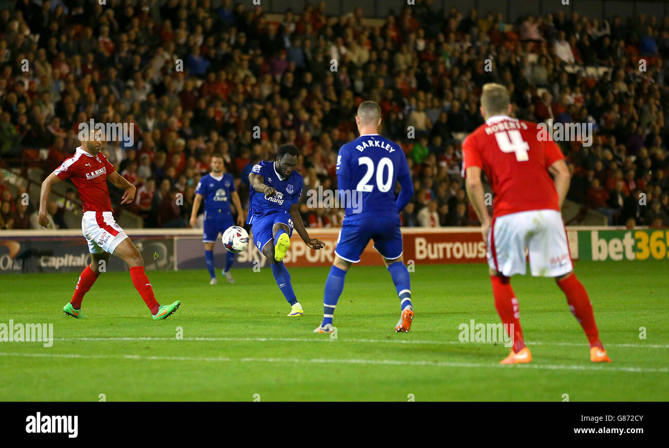 Everton Romelu Lukaku macht einen Versuch auf das Tor während der Verlängerung der Capital One Cup, zweite Runde Spiel in Oakwell, Barnsley. Stockfoto