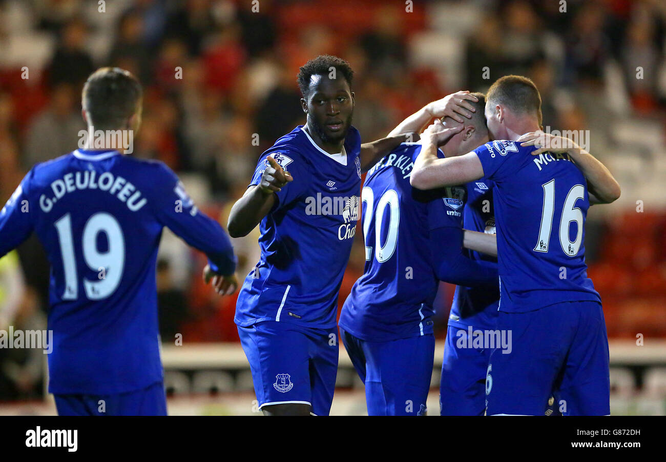Everton Romelu Lukaku feiert Scoring seiner Seiten zweites Tor der zusätzlichen Zeit mit Teamkollegen während der Capital One Cup, zweite Runde Spiel in Oakwell, Barnsley. Stockfoto
