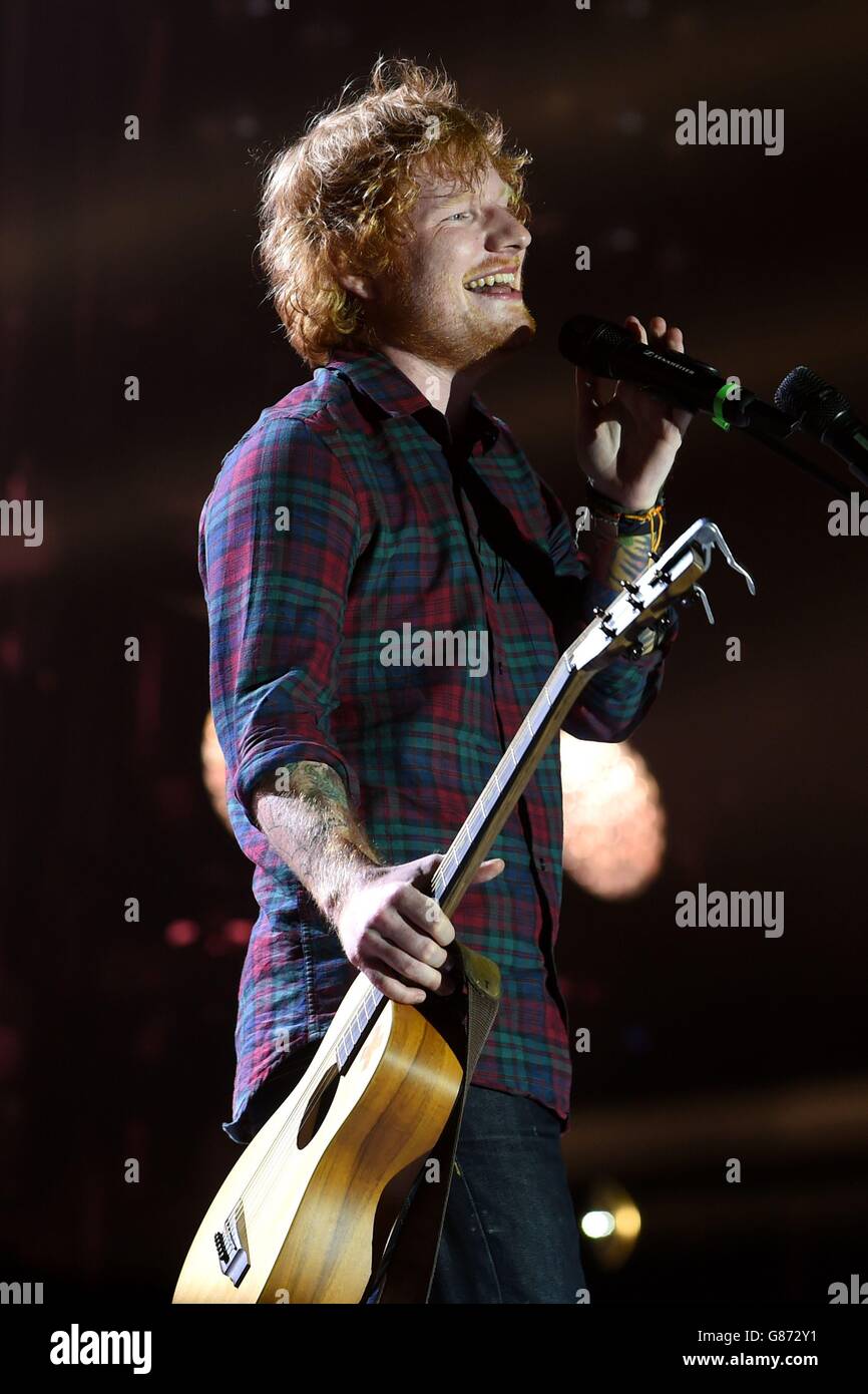 Ed Sheeran tritt auf der Bühne während des Fusion Festivals 2015 im Cofton Park, Birmingham. Stockfoto