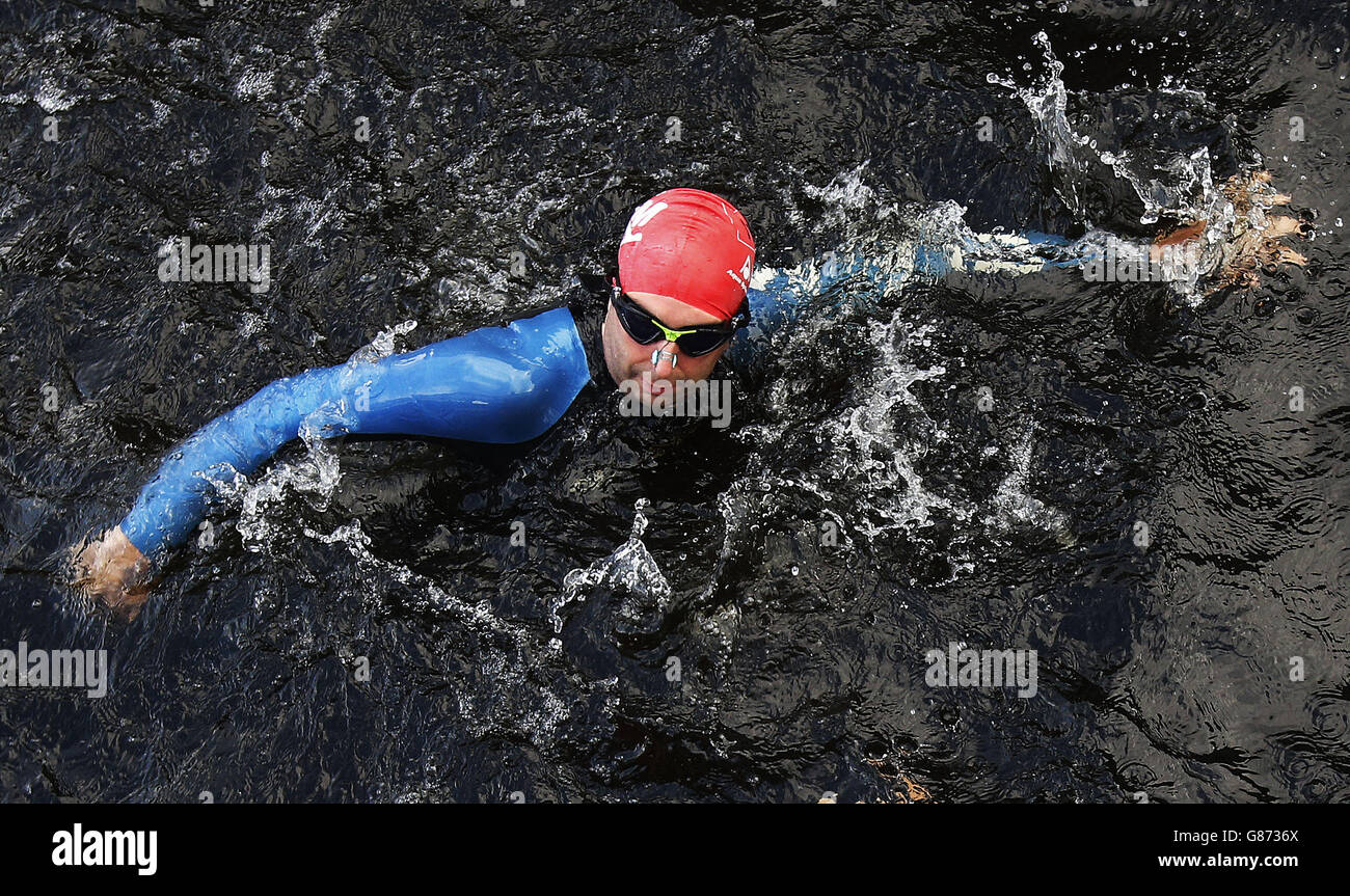 Tolles Schottisches Schwimmen. Ein Teilnehmer nimmt am Great Scottish Swim am Loch Lomond Teil. Stockfoto