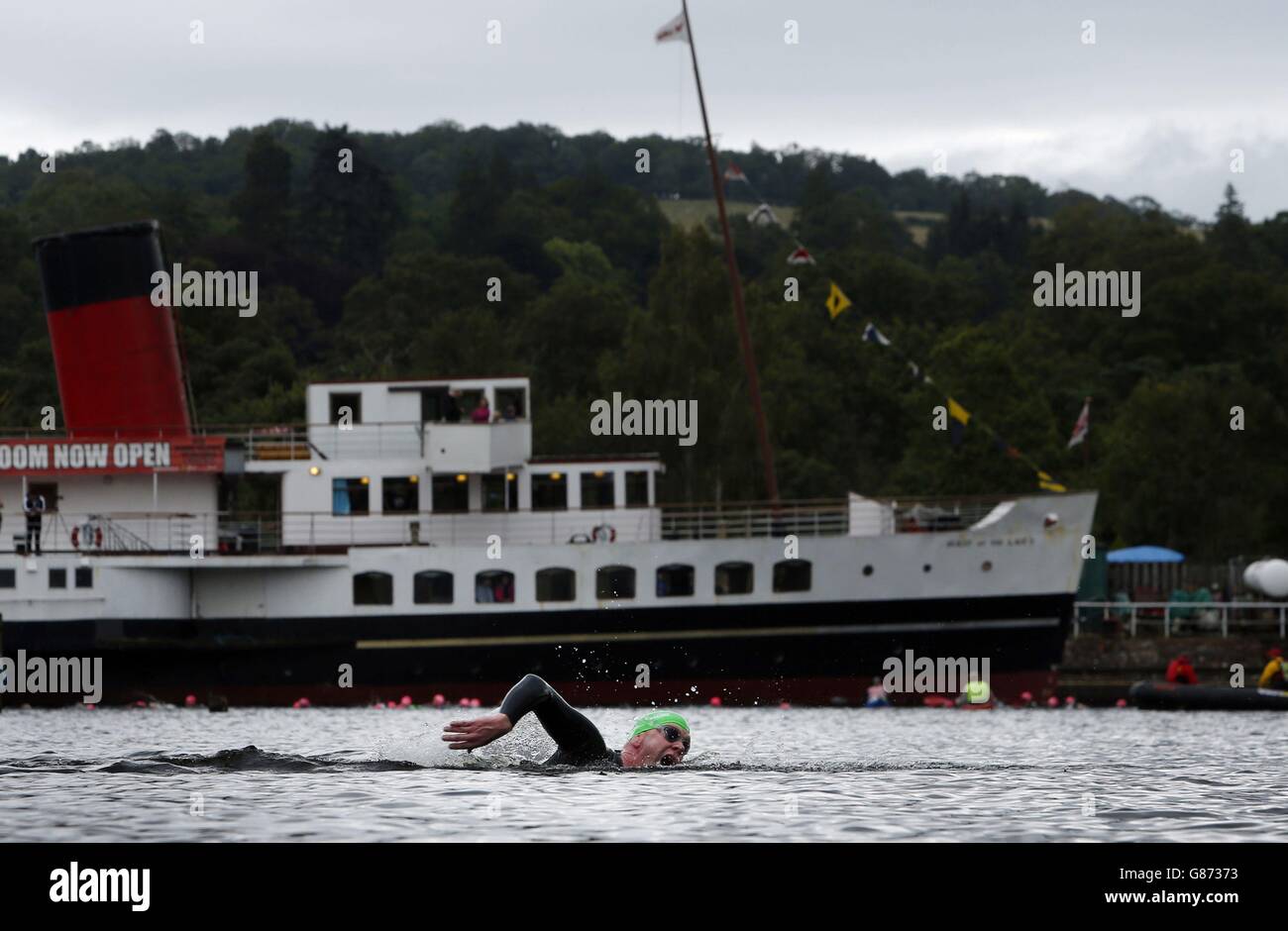 Ein Teilnehmer nimmt am Great Scottish Swim am Loch Lomond Teil. Stockfoto