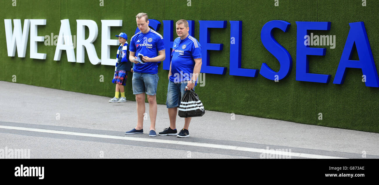 Chelsea Unterstützer vor Stamford Bridge vor dem Barclays Premier League Spiel zwischen Chelsea und Crystal Palace. DRÜCKEN Sie VERBANDSFOTO. Bilddatum: Samstag, 29. August 2015. Siehe PA Geschichte FUSSBALL Chelsea. Bildnachweis sollte lauten: Nigel French/PA Wire. Online-in-Match-Nutzung auf 45 Bilder beschränkt, keine Videoemulation. Keine Verwendung bei Wetten, Spielen oder Veröffentlichungen für einzelne Vereine/Vereine/Vereine/Spieler. Stockfoto