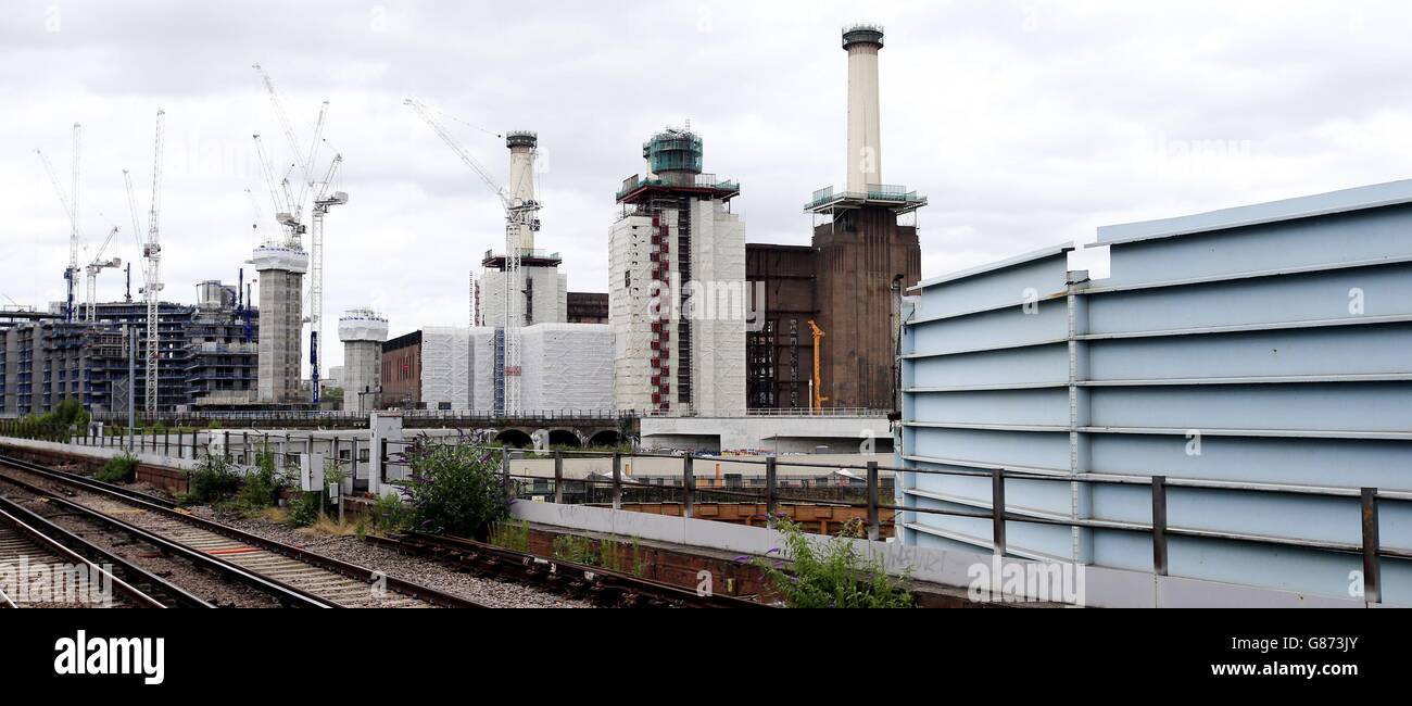 Das Battersea Power Station in London zeigt den Wiederaufbau des Südwestschornsteins, der von oben nach unten demontiert wurde und nun wieder identisch, aber mit mehr Verstärkung aussieht. Stockfoto