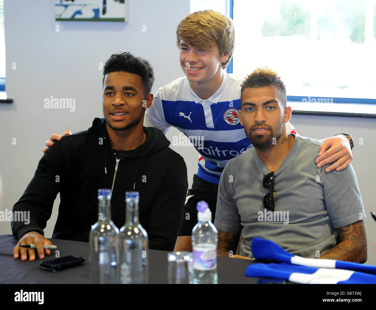 Reading's Dominic Samuel (links) und Daniel Williams posieren für ein Fotografieren Sie mit einem Fächer Stockfoto