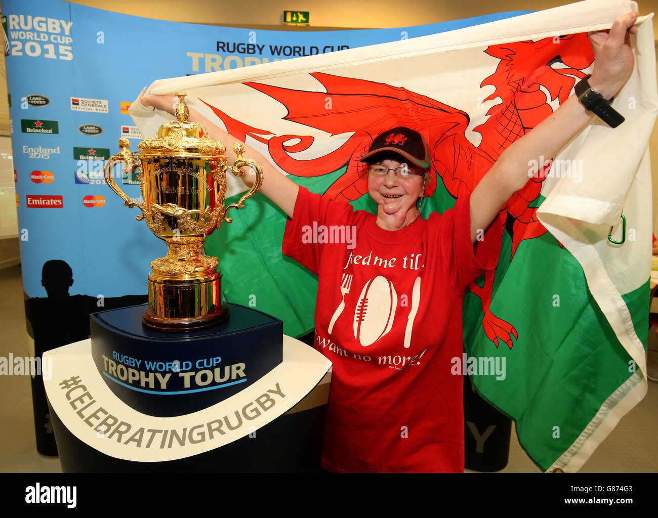 Wales Fan Gilly Margrave mit dem Webb Ellis Cup in der Leeds Central Library am 58. Tag der 100 Tage Rugby World Cup Trophy Tour of the UK & Ireland. Stockfoto
