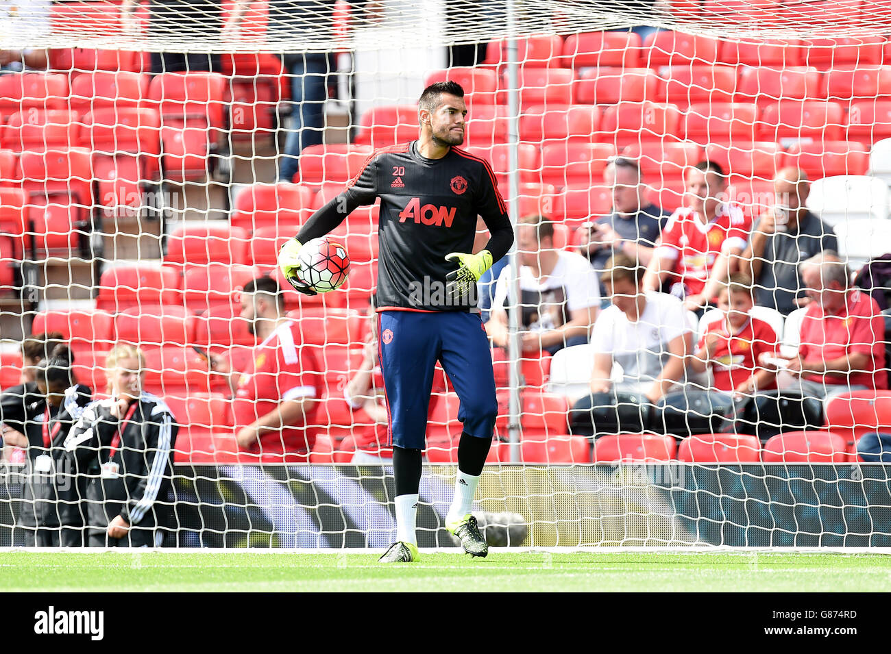 Manchester United Torwart Sergio Romero wärmt sich vor dem Barclays Premier League Spiel in Old Trafford, Manchester. Stockfoto