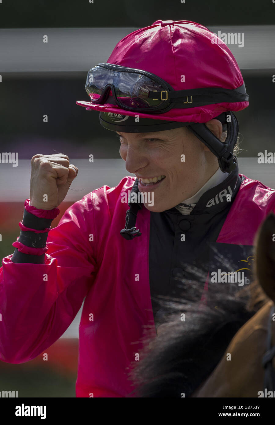 Die Jockey Emma-Jayne Wilson vom Girls Team feiert den Gewinn des Dubai Duty Free Shergar Cup Challenge Race Handicap Class 3 an Bord verpasster Call während des Dubai Duty Free Shergar Cup auf der Ascot Racecourse, Ascot. DRÜCKEN SIE VERBANDSFOTO. Bilddatum: Samstag, 8. August 2015. Siehe PA Story RACING Ascot. Bildnachweis sollte lauten: Julian Herbert/PA Wire. Stockfoto