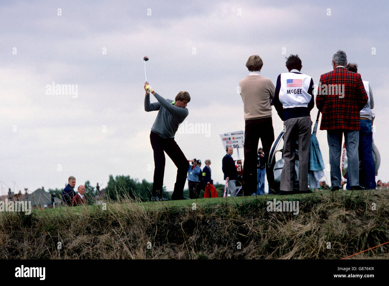 Golf - Ryder Cup - Großbritannien und Irland / USA - Lytham St Annes. Der britische und irische Peter Oosterhuis (l) fährt während seines Einzelkampfs gegen den US-amerikanischen Jerry McGee (3. R) Stockfoto