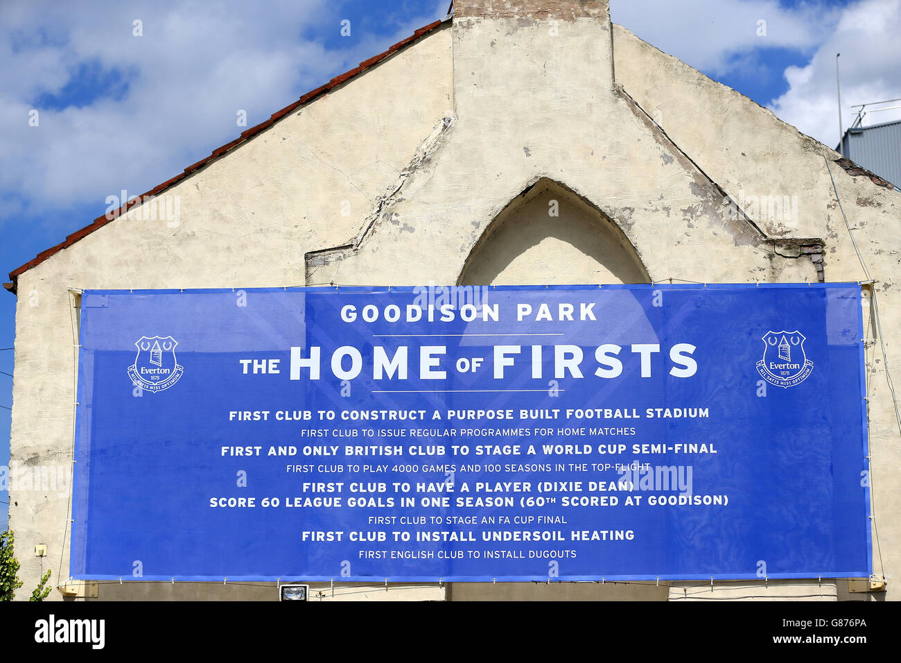Fußball - Barclays Premier League - Everton / Watford - Goodison Park. Ein Schild vor dem Goodison Park mit der Aufschrift „The Home of Firsts“ Stockfoto