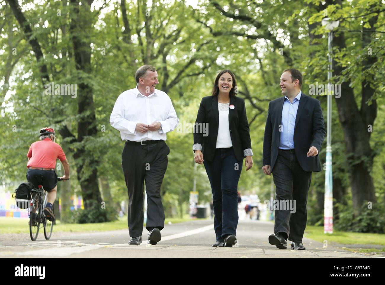 Kezia Dugdale, die Vorsitzende der schottischen Labour-Partei, mit Alex Rowley (links) und Ian Murray (rechts), dem stellvertretenden Vorsitzenden der schottischen Schattenorganisation, während einer Straßenveranstaltung in Edinburgh. Stockfoto