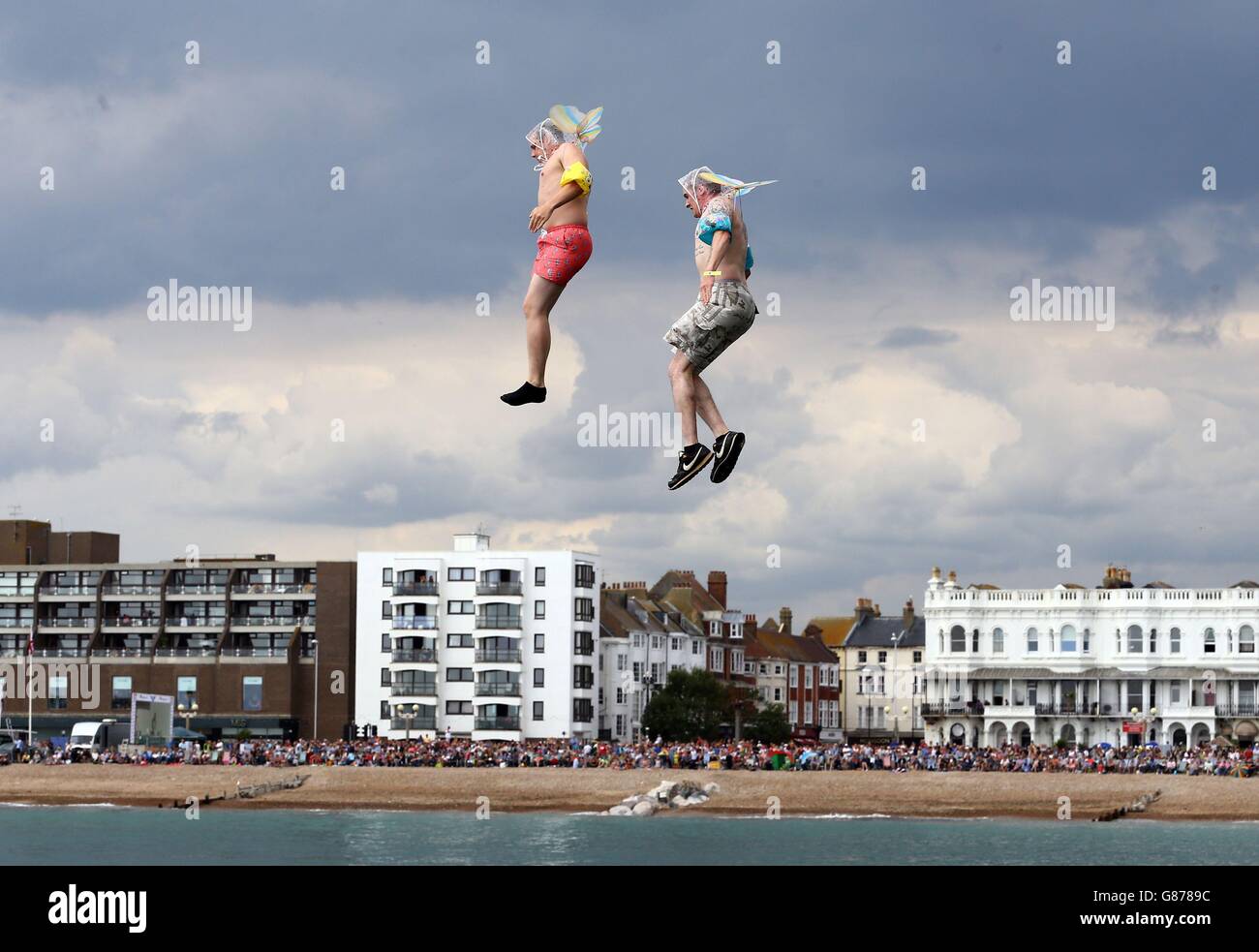 Chris Put (links) und Chris Loxley kleideten sich als Feen und der A-Unterschied-Sprung vom Worthing Pier in West Sussex, da die Teilnehmer am jährlichen Worthing International Birdman-Wettbewerb teilnehmen. Stockfoto