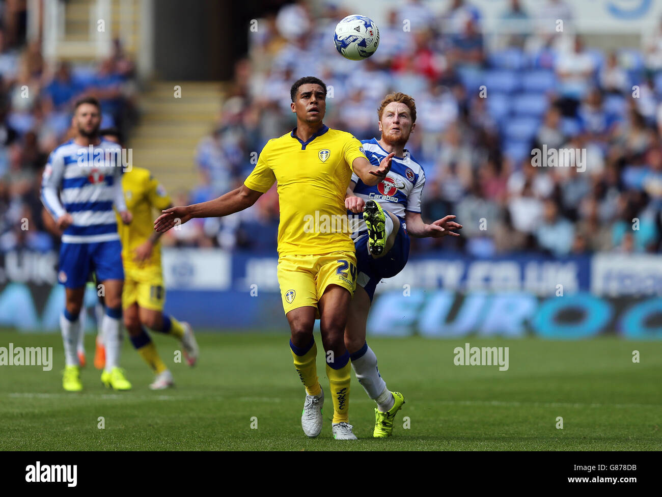 Fußball - Sky Bet Championship - Reading gegen Leeds United - Madejski Stadium. Stephen Quinn von Reading fordert Tom Adeyemi von Leeds United während des Sky Bet Championship-Spiels im Madejski Stadium in Reading heraus. Stockfoto