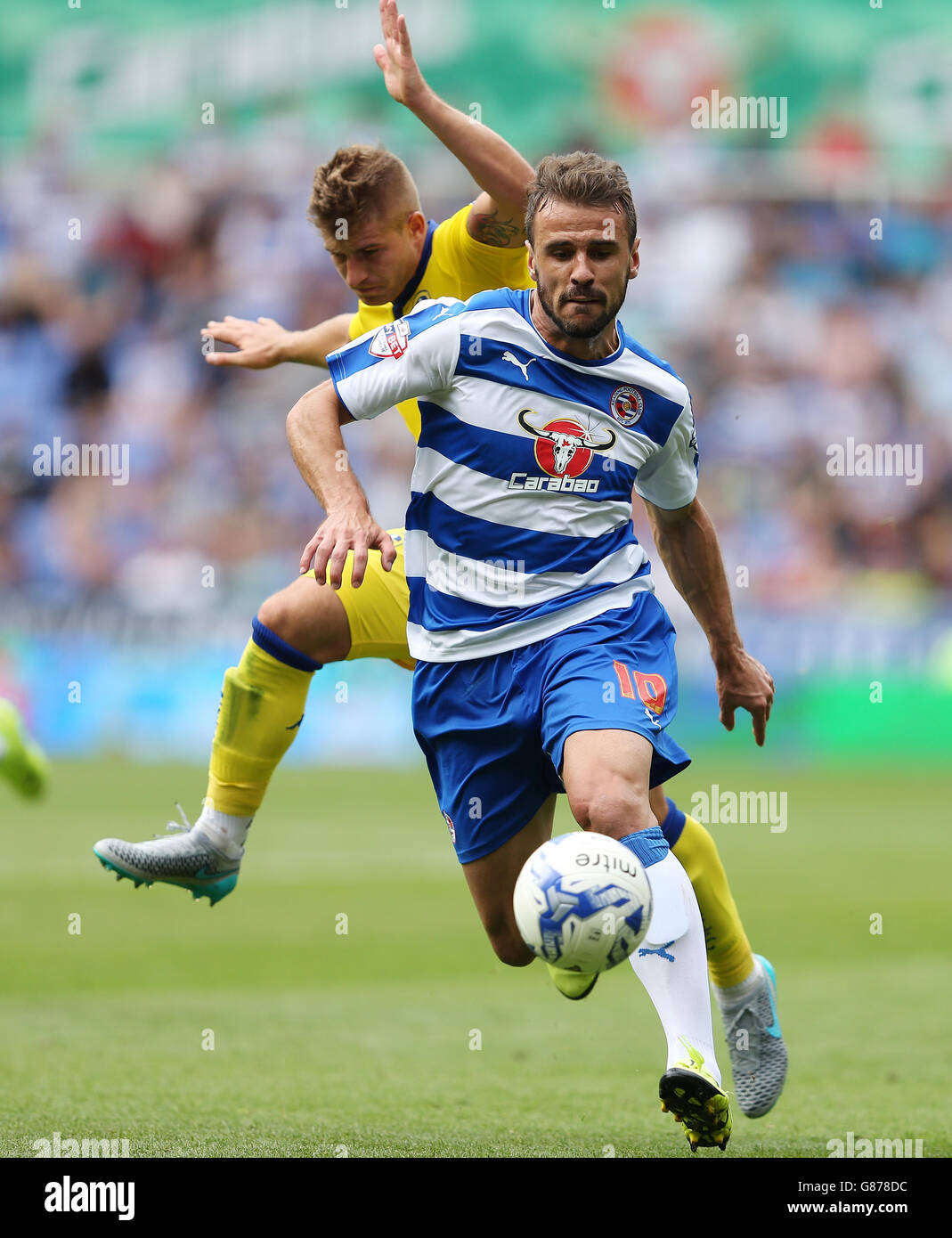 Fußball - Sky Bet Championship - Reading gegen Leeds United - Madejski Stadium. Reading's Orlando Sa kommt vom Leeds United Gaetano Berardi während des Sky Bet Championship-Spiels im Madejski Stadium in Reading weg. Stockfoto