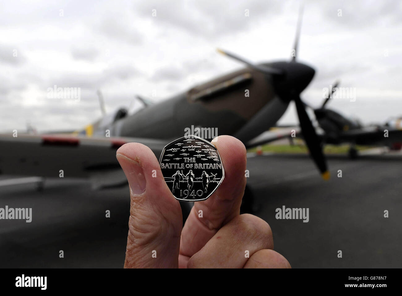 Die 50p-Gedenkmünze der Royal Mint's Battle of Britain, mit einer Mark I Spitfire, die an dem Konflikt beteiligt war, auf dem Flughafen Humberside in Lincolnshire. Stockfoto