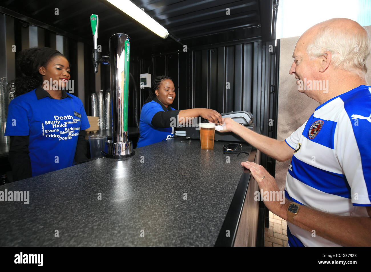 Ein Reading-Fan kauft ein Getränk vor dem Madejski-Stadion Vor dem Spiel Stockfoto