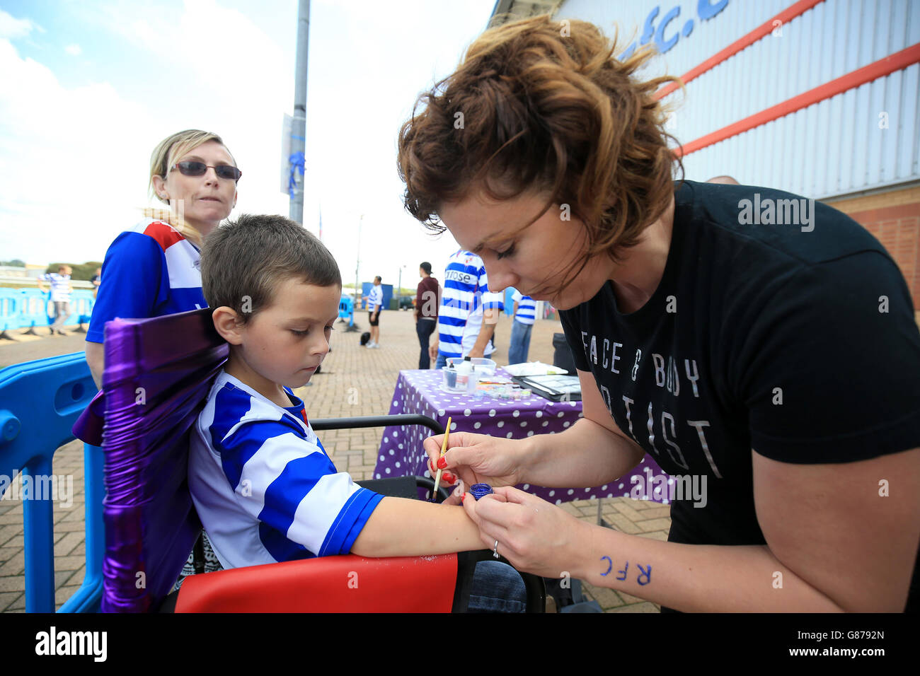 Fußball - Sky Bet Championship - Reading gegen Leeds United - Madejski Stadium. Ein junger Reading-Fan in der Royals Fun Zone vor dem Spiel zwischen Reading und Leeds United. Stockfoto