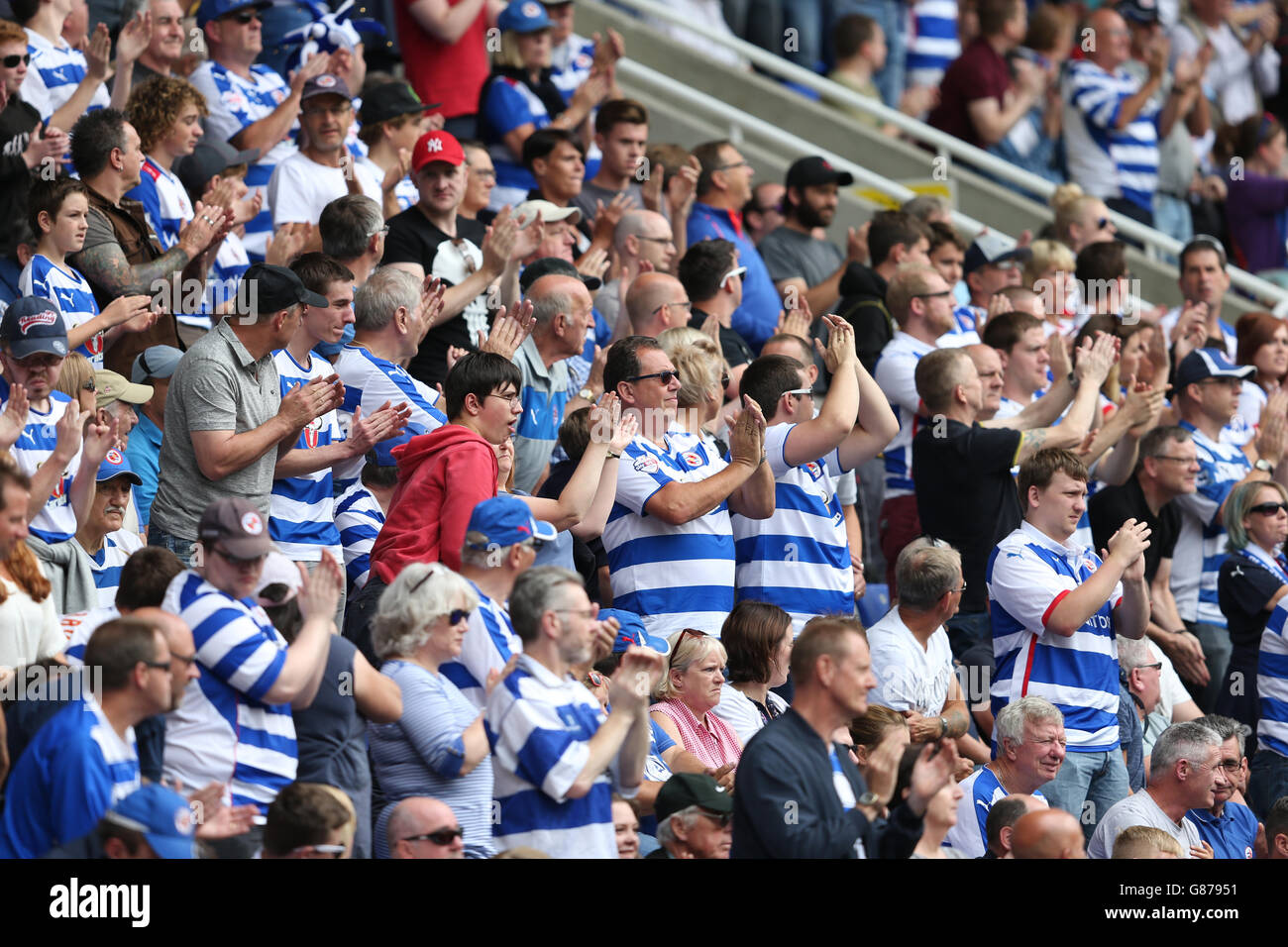 Fußball - Sky Bet Championship - Reading gegen Leeds United - Madejski Stadium. Eine allgemeine Ansicht der Reading-Anhänger an den Ständen Stockfoto