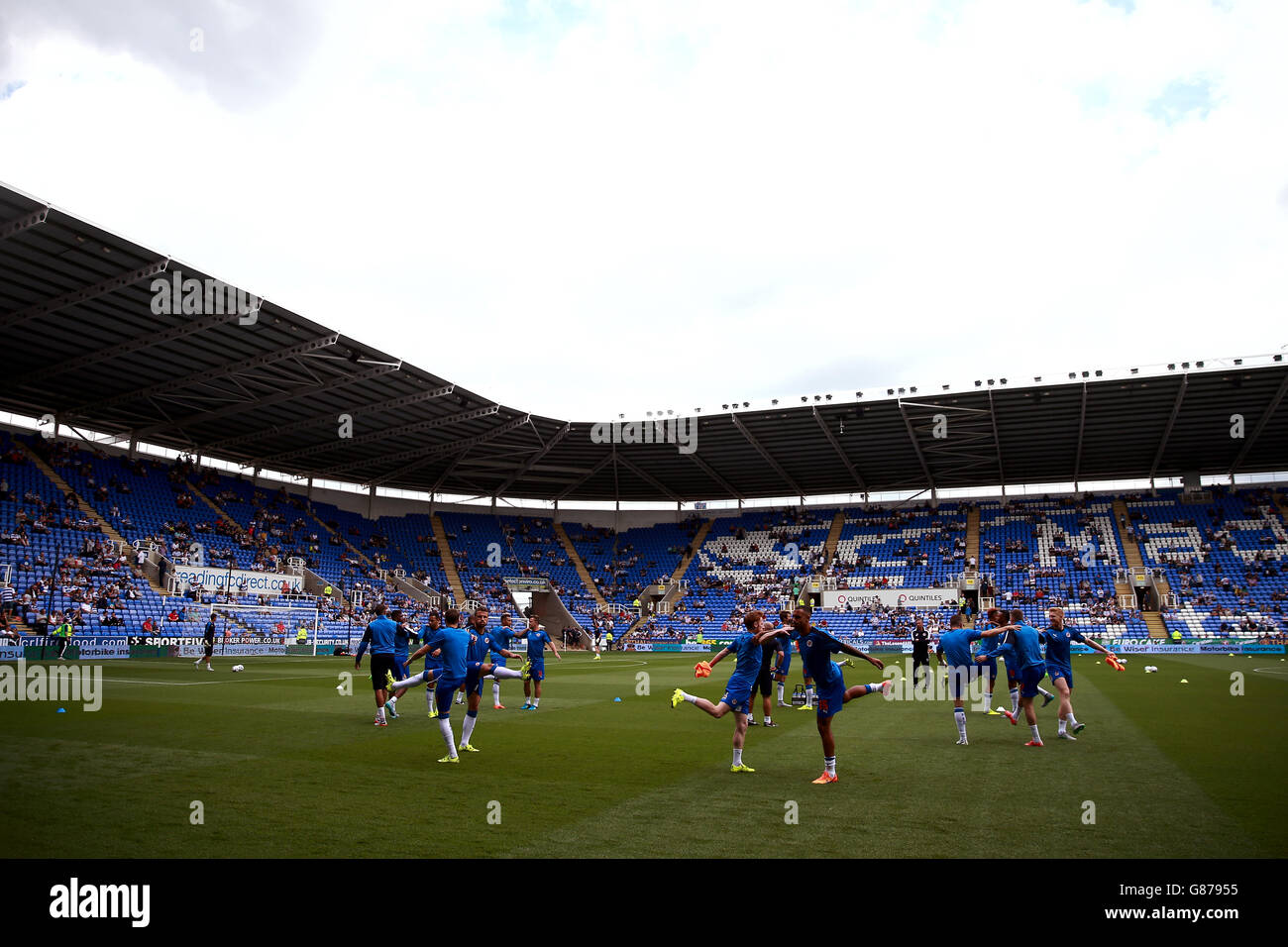 Fußball - Sky Bet Championship - Reading gegen Leeds United - Madejski Stadium. Lesen Sie die FC-Spieler wärmen sich vor dem Spiel auf. Stockfoto