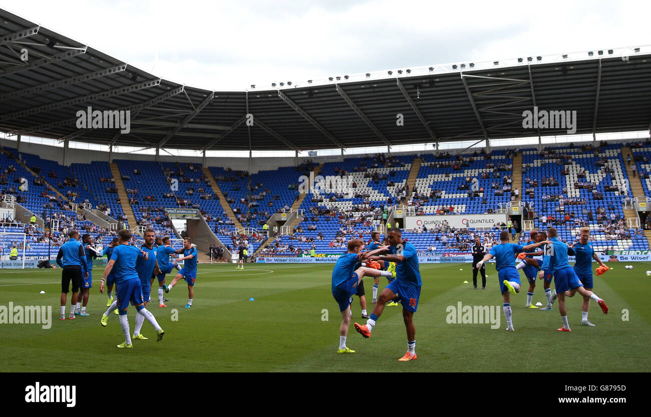 Fußball - Sky Bet Championship - Reading gegen Leeds United - Madejski Stadium. Lesen Sie die FC-Spieler wärmen sich vor dem Spiel auf. Stockfoto