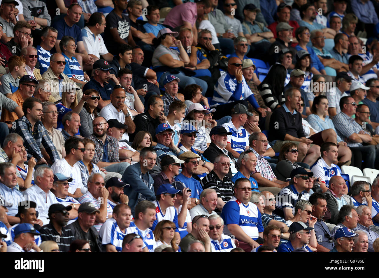 Fußball - Sky Bet Championship - Reading gegen Leeds United - Madejski Stadium. Eine allgemeine Ansicht der Reading-Anhänger an den Ständen Stockfoto