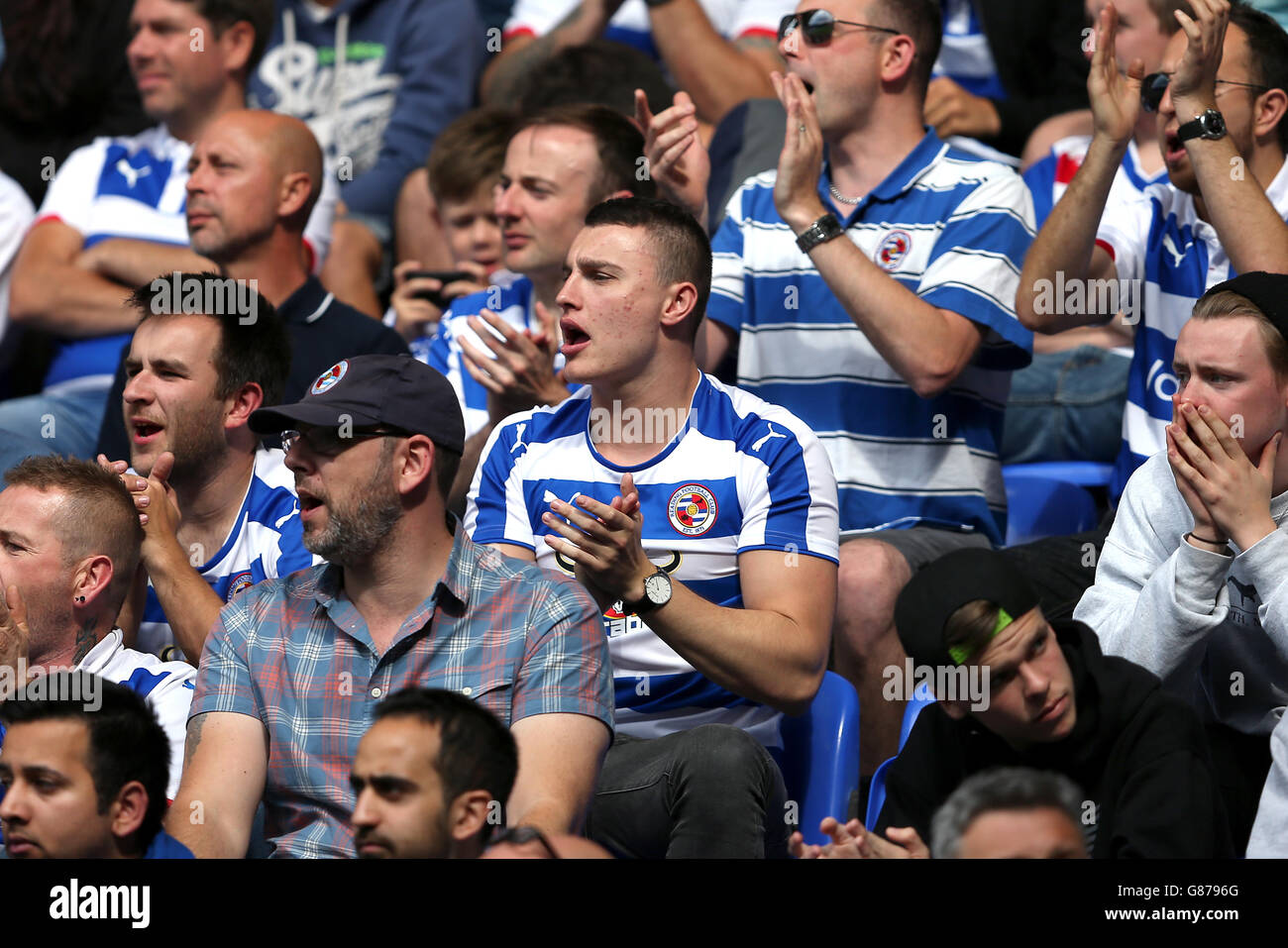 Fußball - Sky Bet Championship - Reading gegen Leeds United - Madejski Stadium. Eine allgemeine Ansicht der Reading-Anhänger an den Ständen Stockfoto