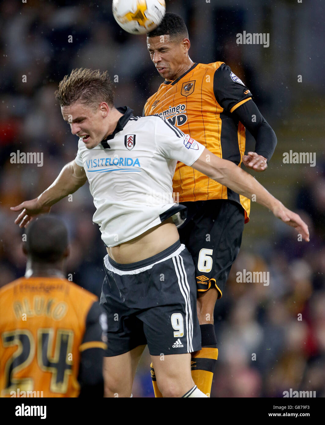 Curtis Davies von Hull City (rechts) kämpft während des Sky Bet Championship-Spiels im KC Stadium, Hull, um den Ball mit Matt Smith von Fulham in der Luft. DRÜCKEN Sie VERBANDSFOTO. Bilddatum: Mittwoch, 19. August 2015. Siehe PA Story SOCCER Hull. Bildnachweis sollte lauten: Richard Sellers/PA Wire. Keine Verwendung mit nicht autorisierten Audio-, Video-, Daten-, Fixture-Listen, Club/League-Logos oder „Live“-Diensten. Online-in-Match-Nutzung auf 45 Bilder beschränkt, keine Videoemulation. Keine Verwendung bei Wetten, Spielen oder Veröffentlichungen für einzelne Vereine/Vereine/Vereine/Spieler. Stockfoto