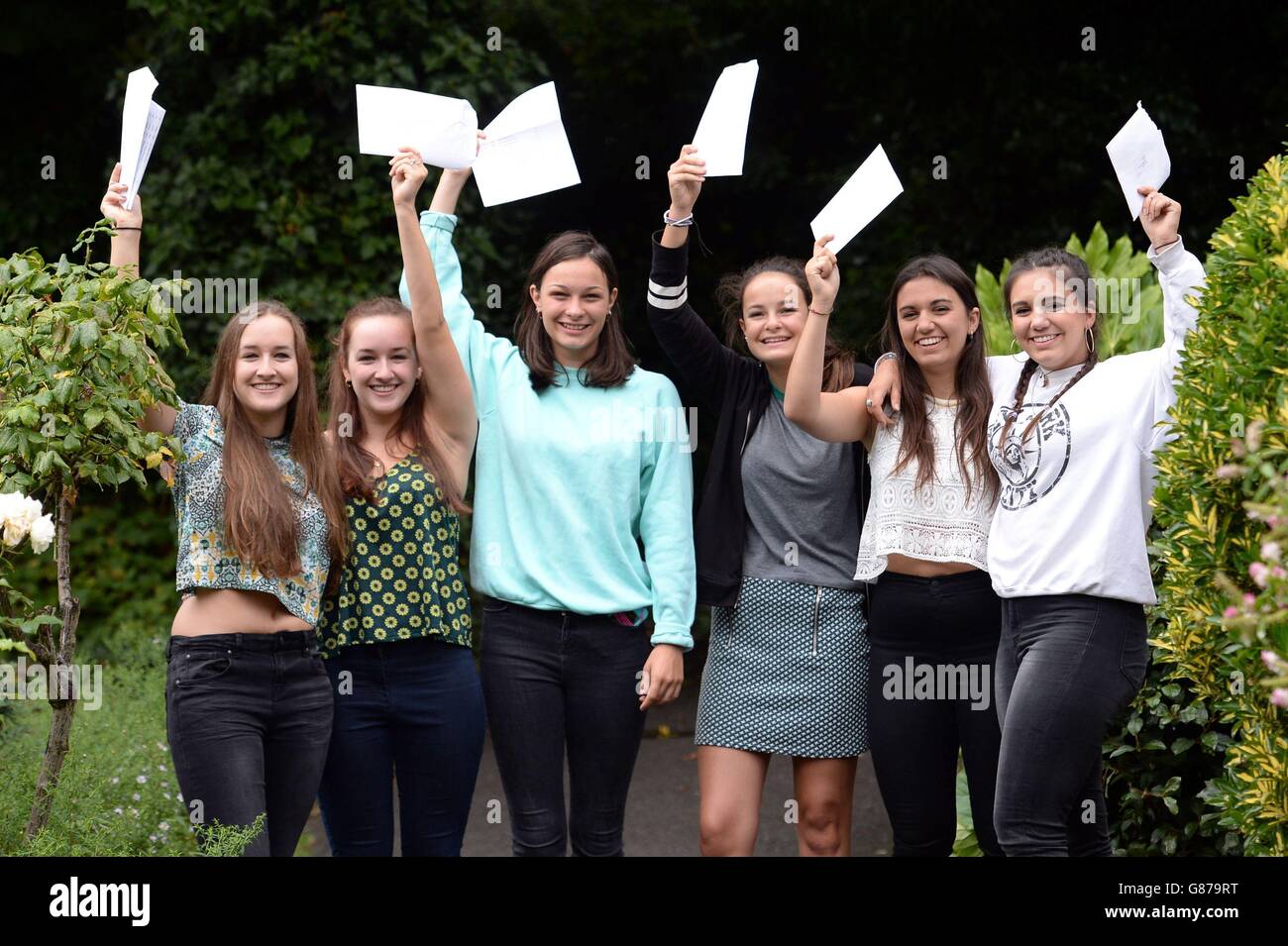 Die Zwillinge Martha und Clara Finn (Mitte), Lydia und Eleanor Tsoukkas (rechts) und Phoebe und Rosanna Codrington (links) feiern, nachdem sie ihre GCSE-Ergebnisse an der Putney High School in West-London abgeholt haben. Stockfoto