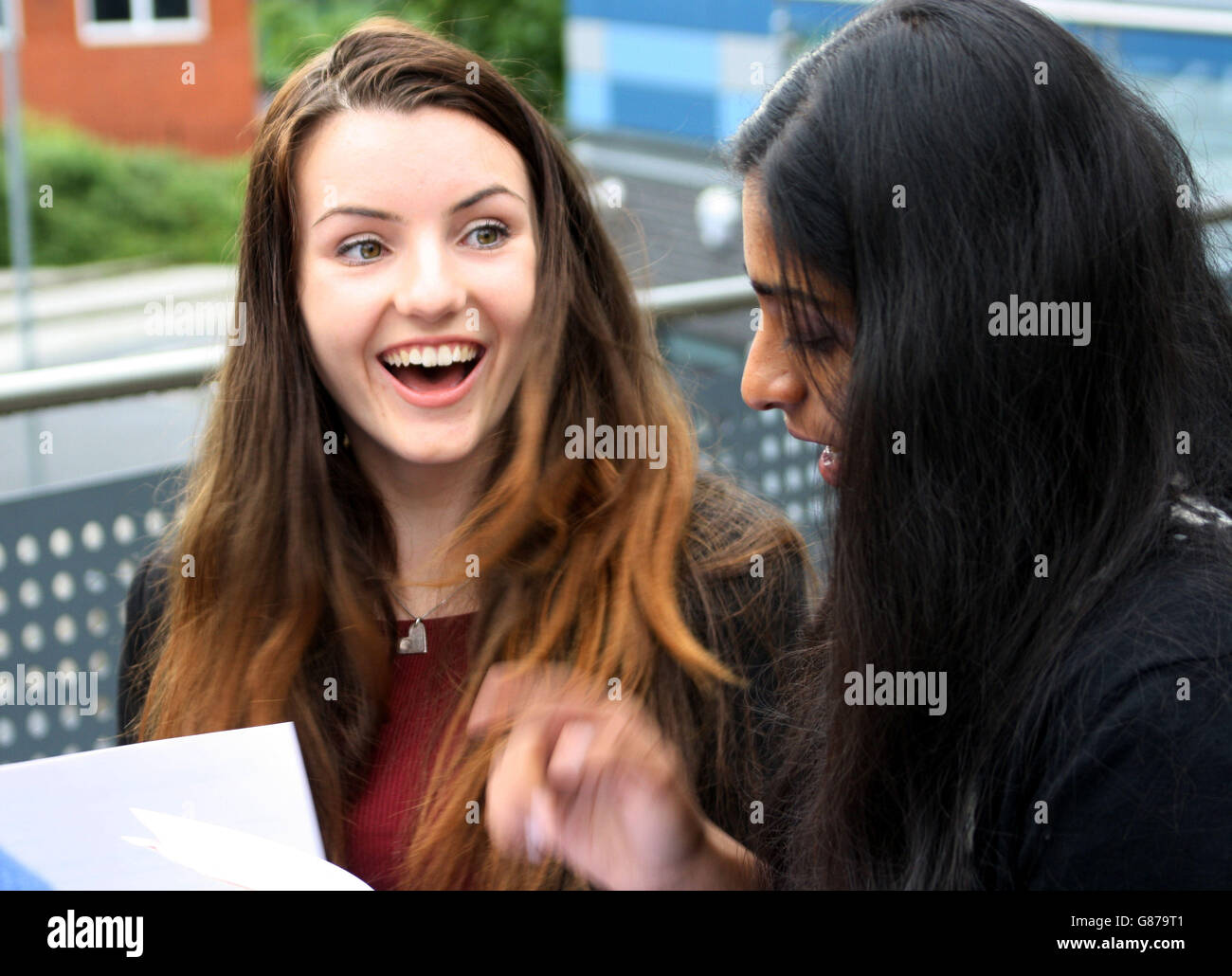 Die 16-jährigen Adela Mackie (links) und Sandra Johnson eröffnen ihre GCSE-Ergebnisse an der St. Mary Redcliffe und der Temple School in Bristol. Stockfoto